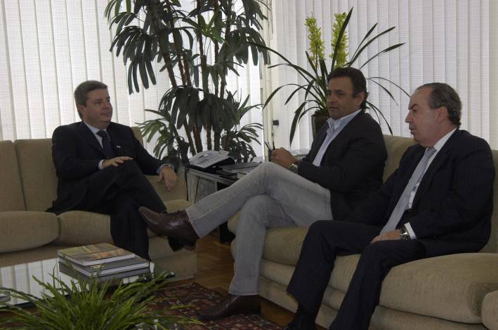 Governador Anastasia recebe o senador eleito A&eacute;cio Neves