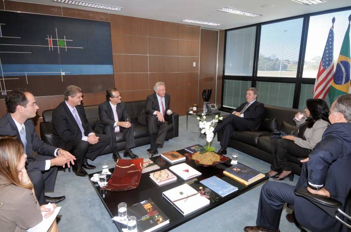 Governador Anastasia recebe presidente mundial da General Electric