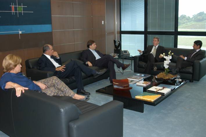 Governador Anastasia se re&uacute;ne com deputados federais do DEM