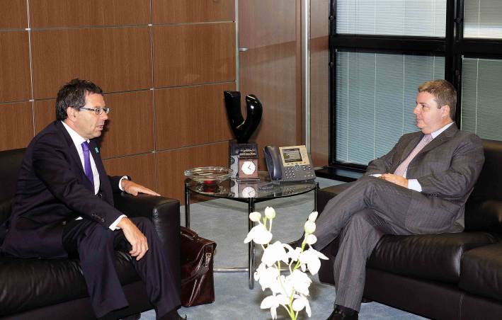 Governador Anastasia se re&uacute;ne com embaixador do Reino Unido