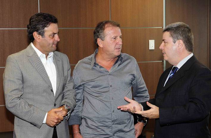 Governador Antonio Anastasia conhece projeto Escolas Zico 10