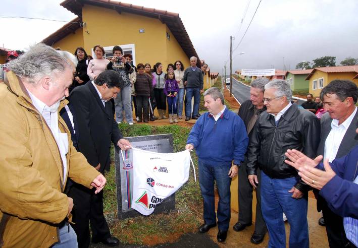 Governador Antonio Anastasia entrega casas populares