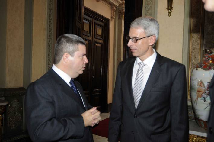 Governador Antonio Anastasia recebe diretoria da Mercedes Benz