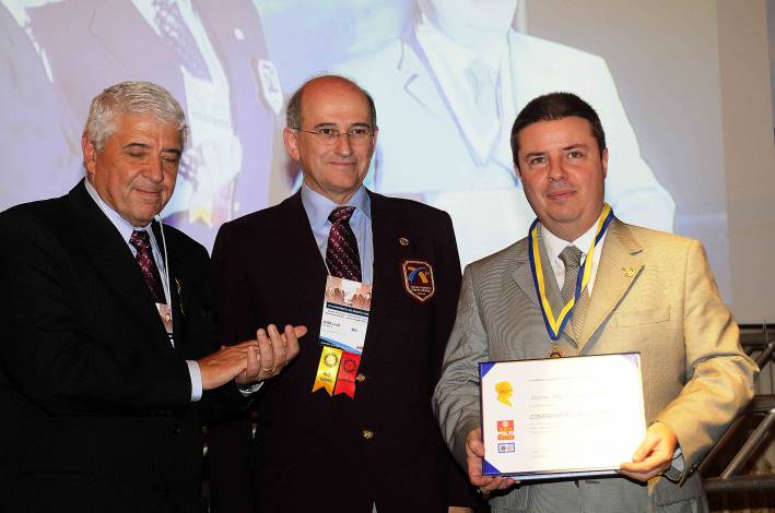 Governador Antonio Anastasia recebe homenagem em confer&ecirc;ncia do Rotary Internacional