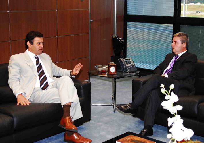 Governador Antonio Anastasia recebe o ex-governador A&eacute;cio Neves