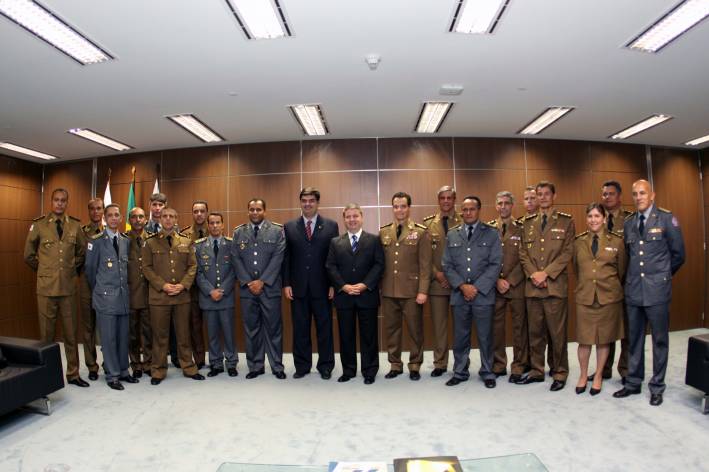 Governador Antonio Anastasia recebe oficiais da Pol&iacute;cia Militar e do Corpo de Bombeiros