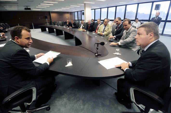 Governador Antonio Anastasia recebe prefeitos da Ambasp