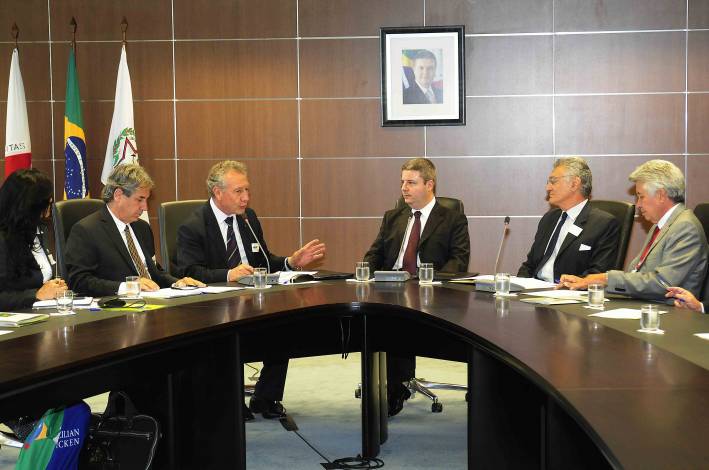 Governador Antonio Anastasia recebe representantes nacionais do setor av&iacute;cola