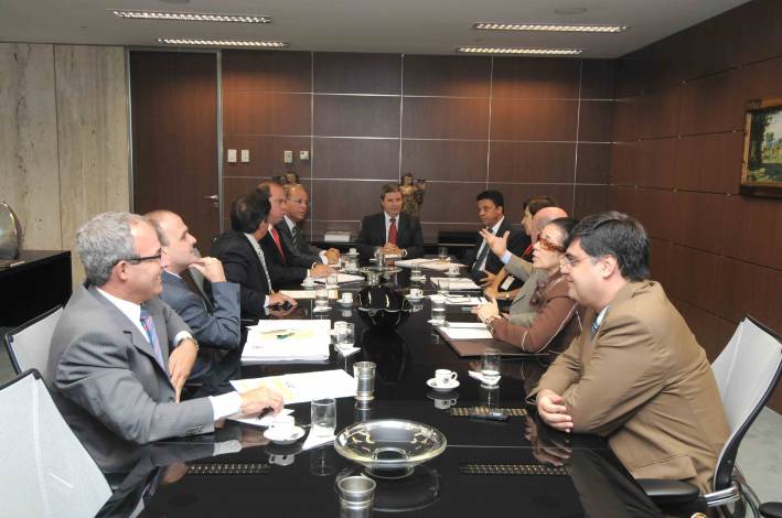 Governador Antonio Anastasia re&uacute;ne secretariado da &aacute;rea social