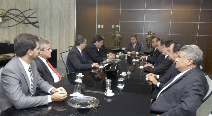 Governador Antonio Anastasia se re&uacute;ne com parlamentares do PMDB