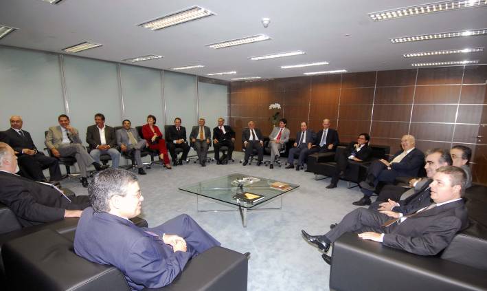 Governador Antonio Anastasia se re&uacute;ne com parlamentares do PSDB