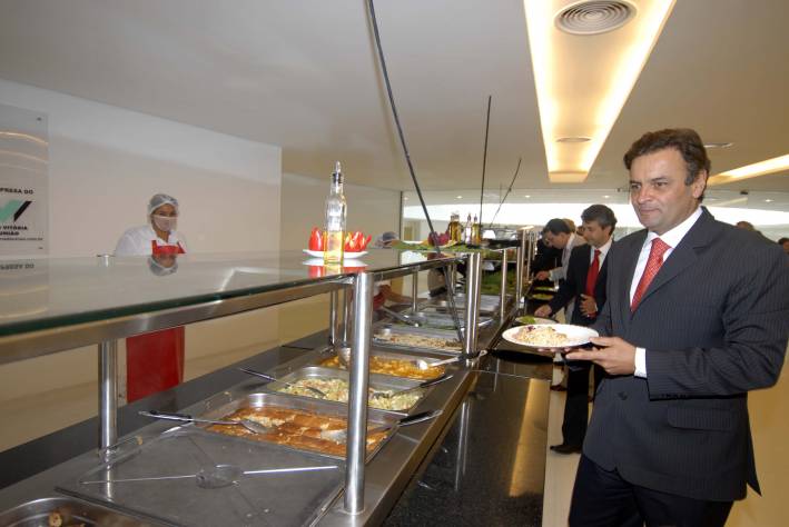 Governador almo&ccedil;a no restaurante do Centro de Conviv&ecirc;ncias da Cidade Administrativa