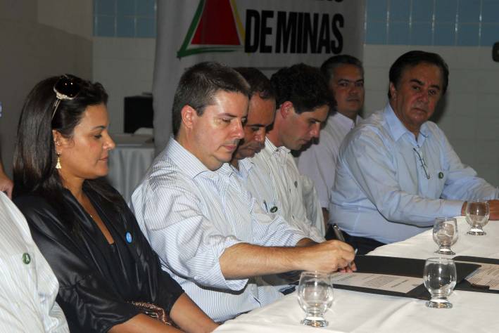 Governador anuncia asfaltamento e assina convênios em Almenara