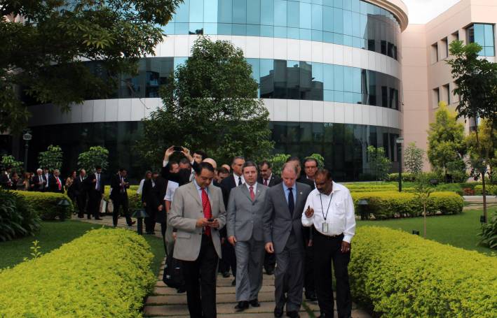 Governador apresenta Minas Gerais a empres&aacute;rios indianos