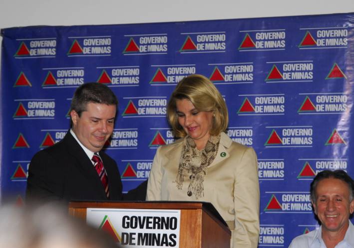 Governador assina conv&ecirc;nio para obras em Patos de Minas