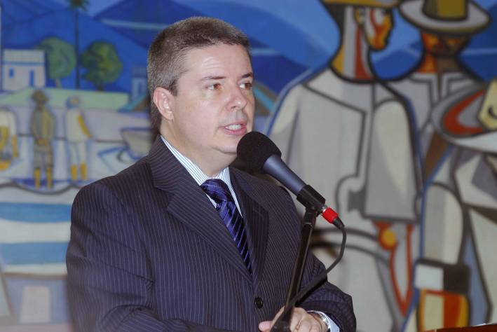 Governador assina conv&ecirc;nios com 54 prefeituras mineiras