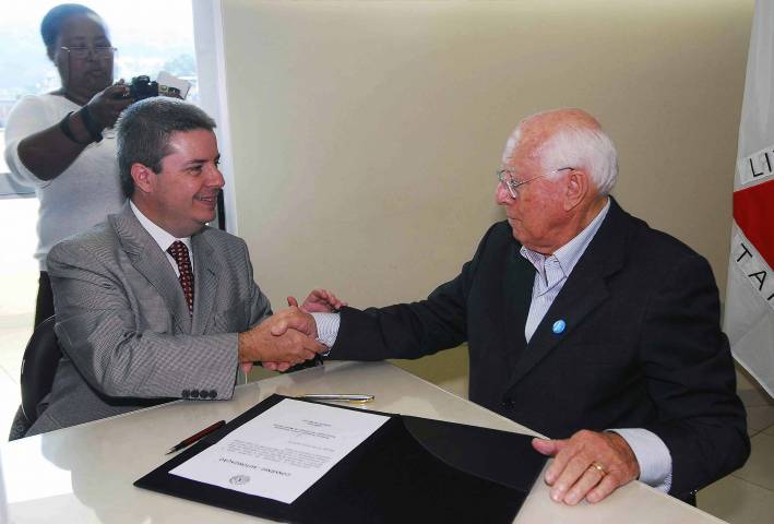 Governador assina conv&ecirc;nios de melhorias urbanas em Muria&eacute;