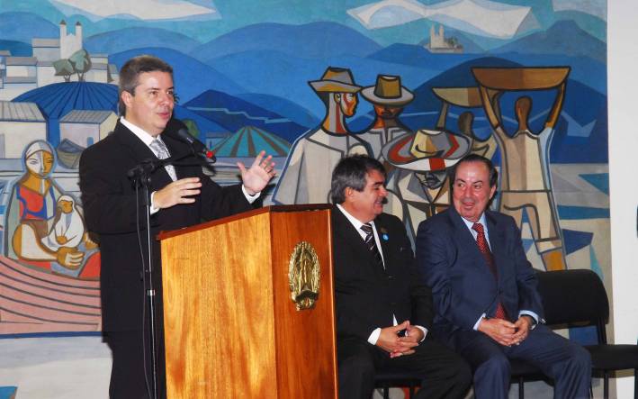 Governador assina conv&ecirc;nios para investimentos em 154 munic&iacute;pios