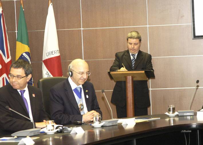 Governador assina protocolo com representantes do Reino Unido