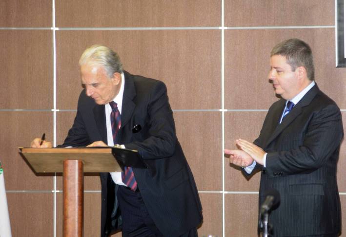 Governador assina protocolo para centro de treinamento em Par&aacute; de Minas