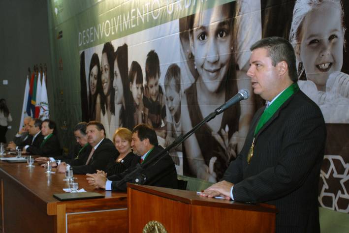 Governador defende autonomia de estados e munic&iacute;pios