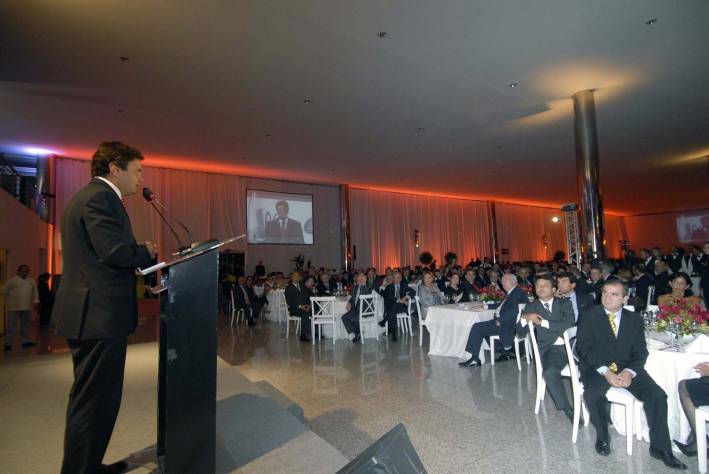 Governador &eacute; homenageado em F&oacute;rum das Entidades Empresariais