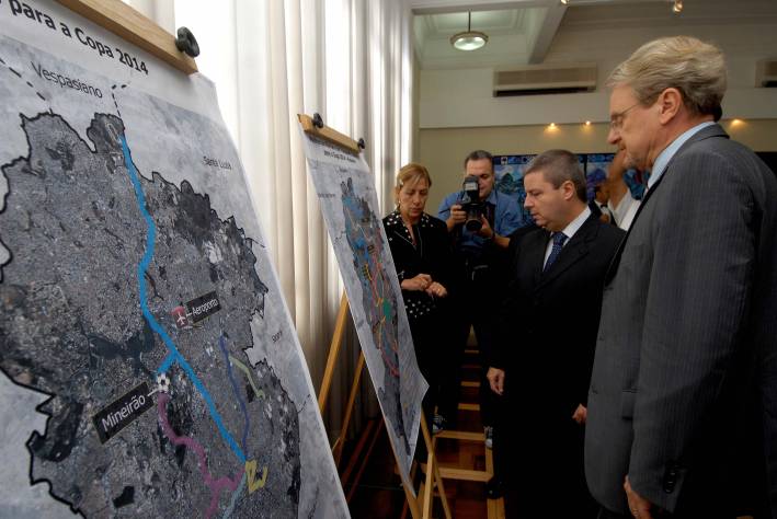 Governador e prefeito de BH avaliam obras para a Copa do Mundo