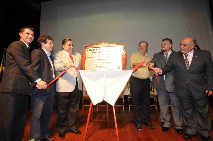 Governador em exerc&iacute;cio autoriza obras da Copasa em Extrema