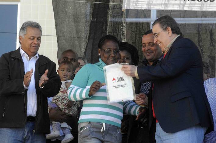 Governador em exerc&iacute;cio inaugura obras em Itumirim