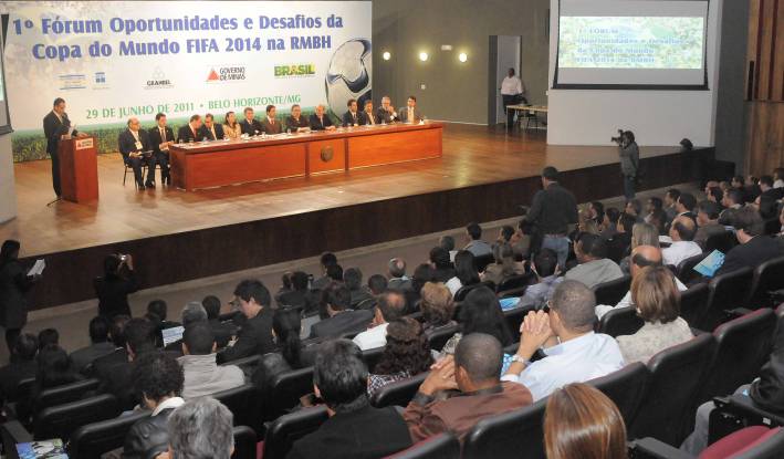 Governador em exerc&iacute;cio participa de abertura de F&oacute;rum sobre a Copa do Mundo 