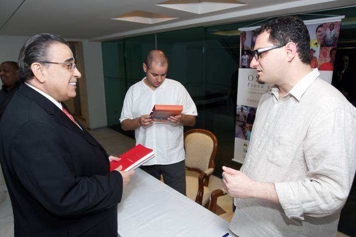 Governador em exerc&iacute;cio prestigia lan&ccedil;amento do livro &ldquo;Os Chicos&rdquo;