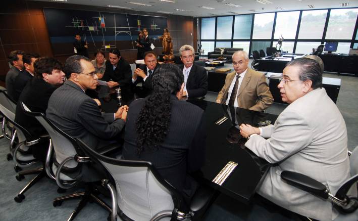 Governador em exerc&iacute;cio recebe bancada do PT