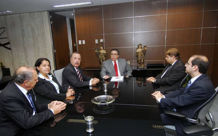 Governador em exerc&iacute;cio se re&uacute;ne com parlamentares