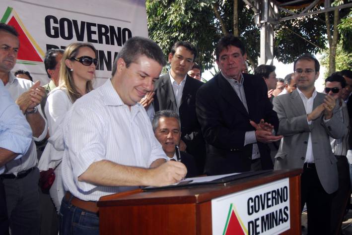 Governador entrega obras de aeroporto em Piumhi