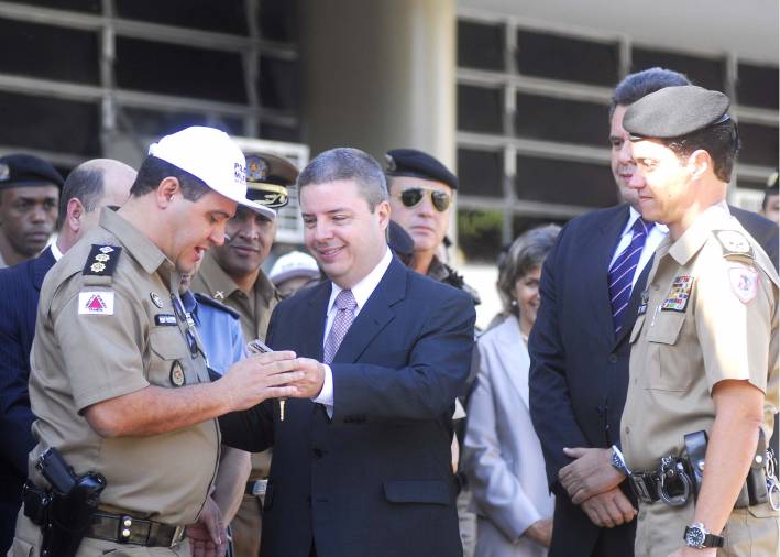 Governador entrega viaturas e equipamentos para Pol&iacute;cia Militar