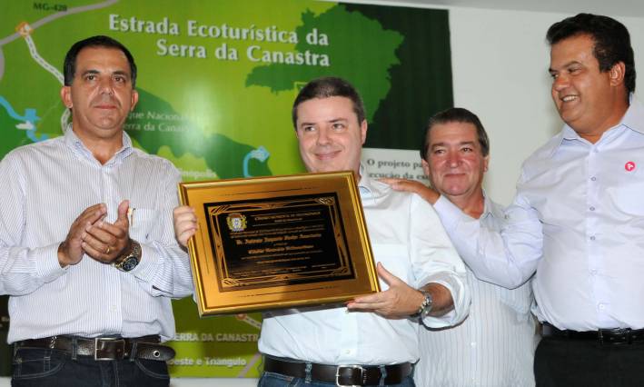 Governador inaugura Academia ao Ar Livre em Delfin&oacute;polis