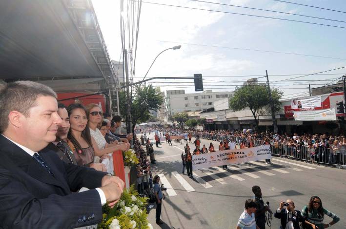 Governador inaugura obras e anuncia investimentos em Divinópolis