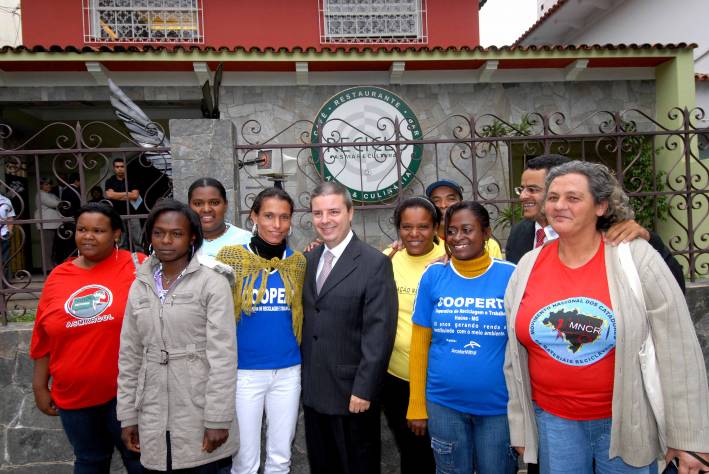 Governador participa de encontro com catadores de materiais recicl&aacute;veis