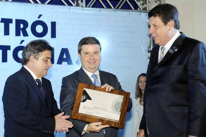 Governador participa de homenagem prestada pelo Cruzeiro a seu av&ocirc;