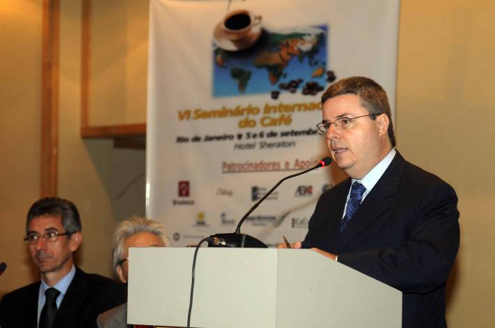 Governador participa do VI Semin&aacute;rio Internacional do Caf&eacute; 