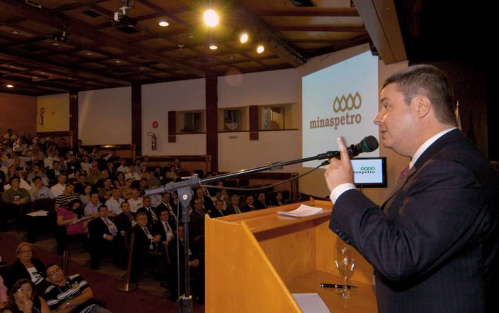 Governador participa do XII Congresso de Postos Revendedores de Combust&iacute;veis de MG