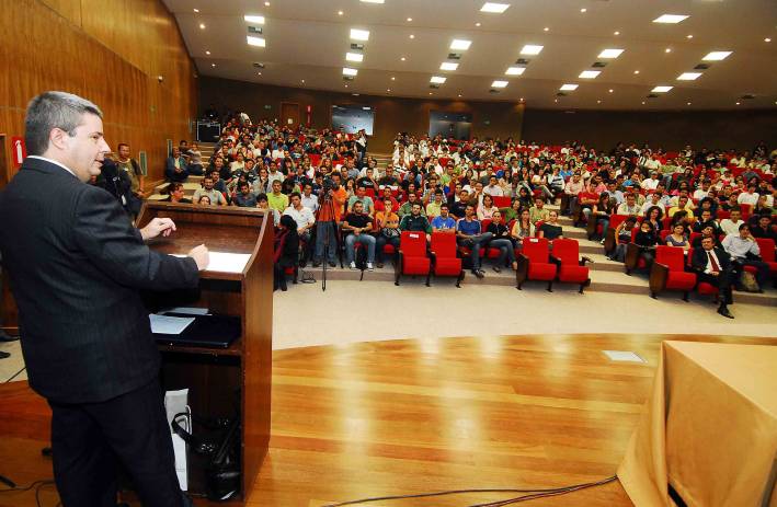 Governador profere palestra para alunos de Engenharia Civil da UFMG