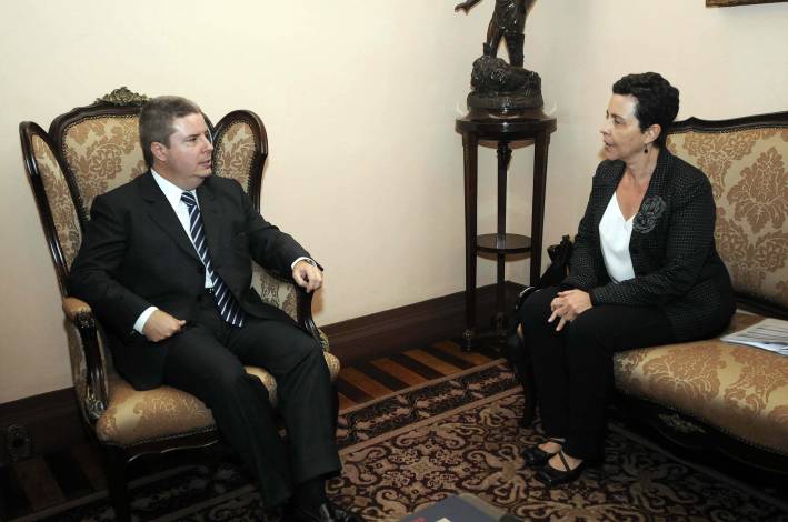 Governador recebe ministra de Desenvolvimento Social e Combate &agrave; Fome