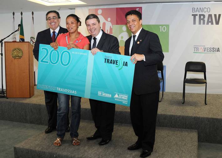 Governador recebe primeiros benefici&aacute;rios do Banco Travessia