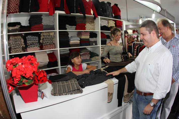 Governador visita Feira do Tricô e inaugura parque de exposições