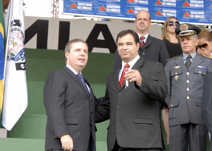 Governador em exerc&iacute;cio entrega viaturas para a Pol&iacute;cia Civil