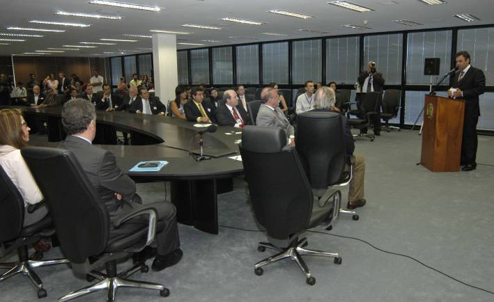 Governo assina aditivo para ampliar aeroporto em Confins