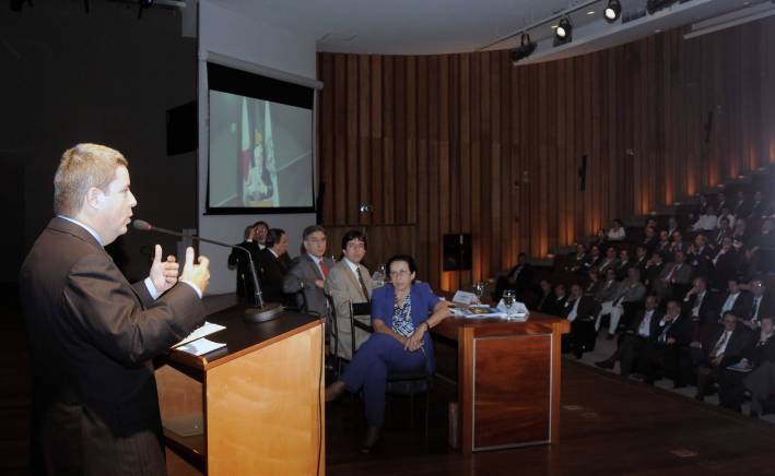 Governo cria comitê para desenvolver setor de petróleo e gás