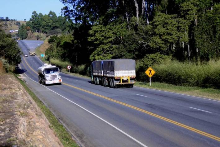 MG-050 ter&aacute; obra de terceira faixa pr&oacute;ximo &agrave; cidade de Prat&aacute;polis