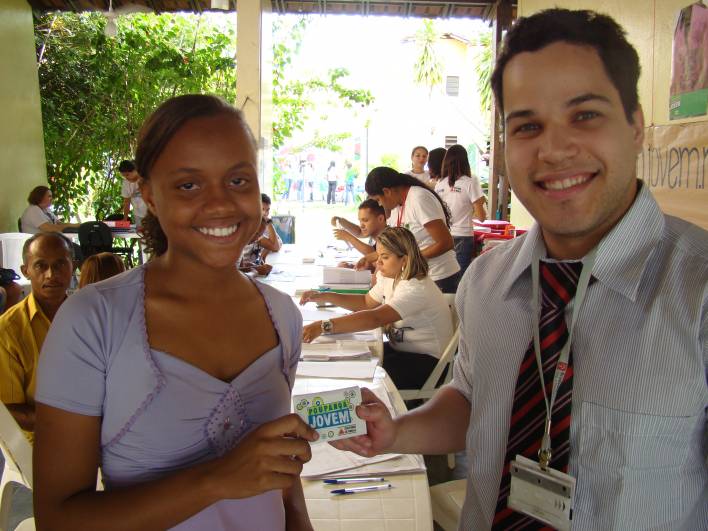 Poupan&ccedil;a Jovem deposita bolsas para formandos do Ensino M&eacute;dio